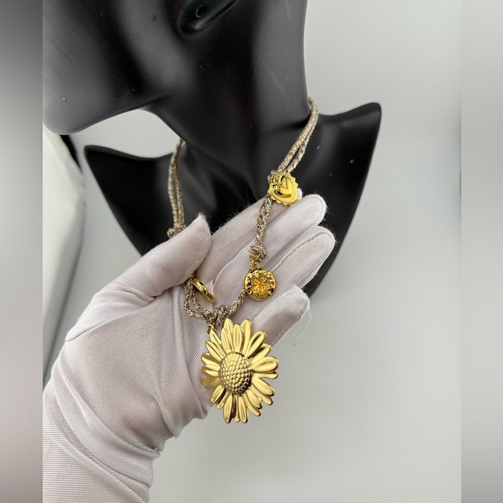 Boho Rope Chain Daisy Charm Necklace – Artistic, Light, and Beautifully Unique - Picture 11 of 15